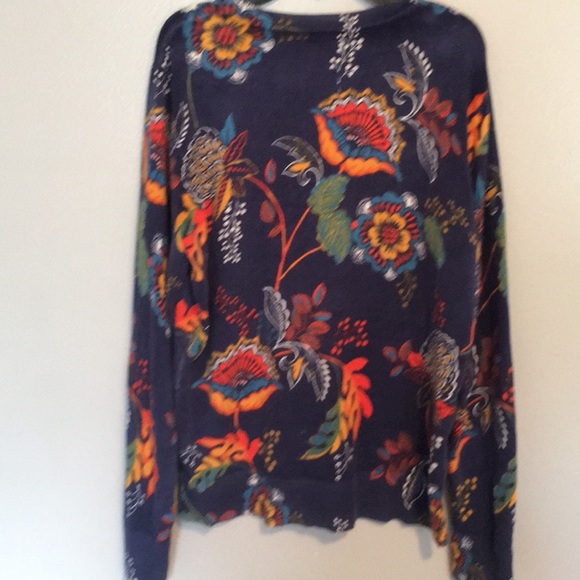 Cardigan size large warn multiple times - Picture 4 of 5